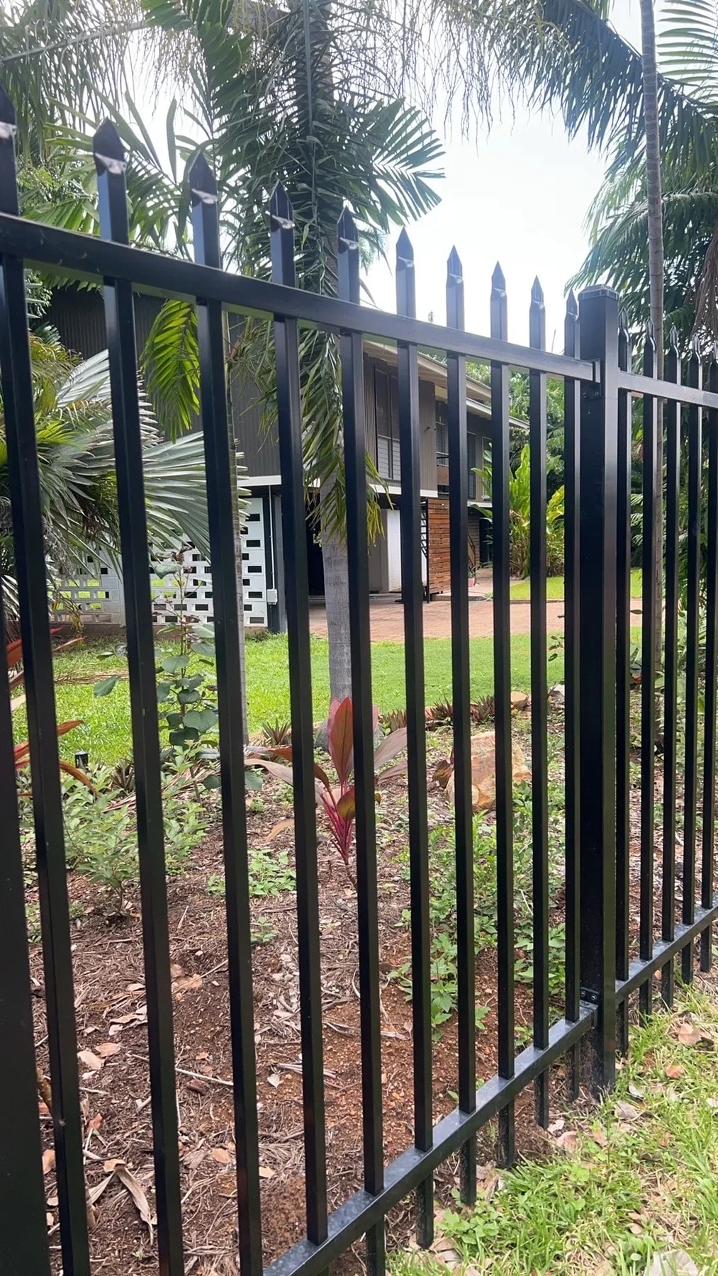 Auhua fencing gates fence project 02