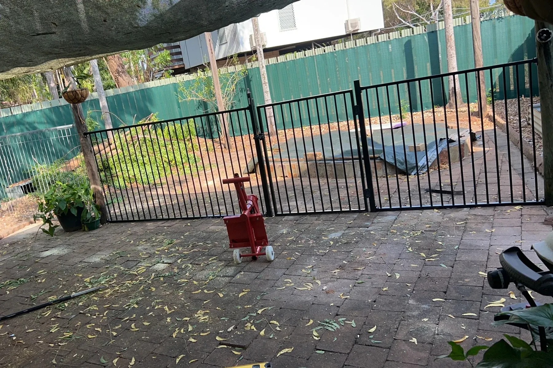 Auhua fencing gates iron fence installation 06
