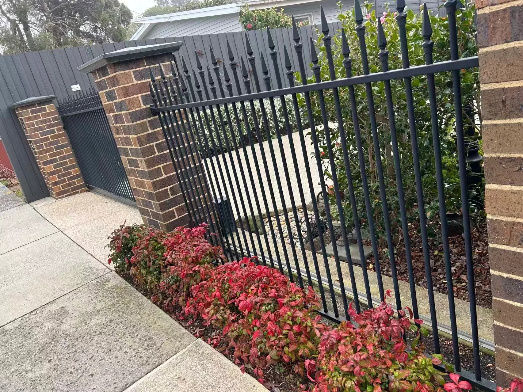 Auhua fencing gates sliding gate installation 01