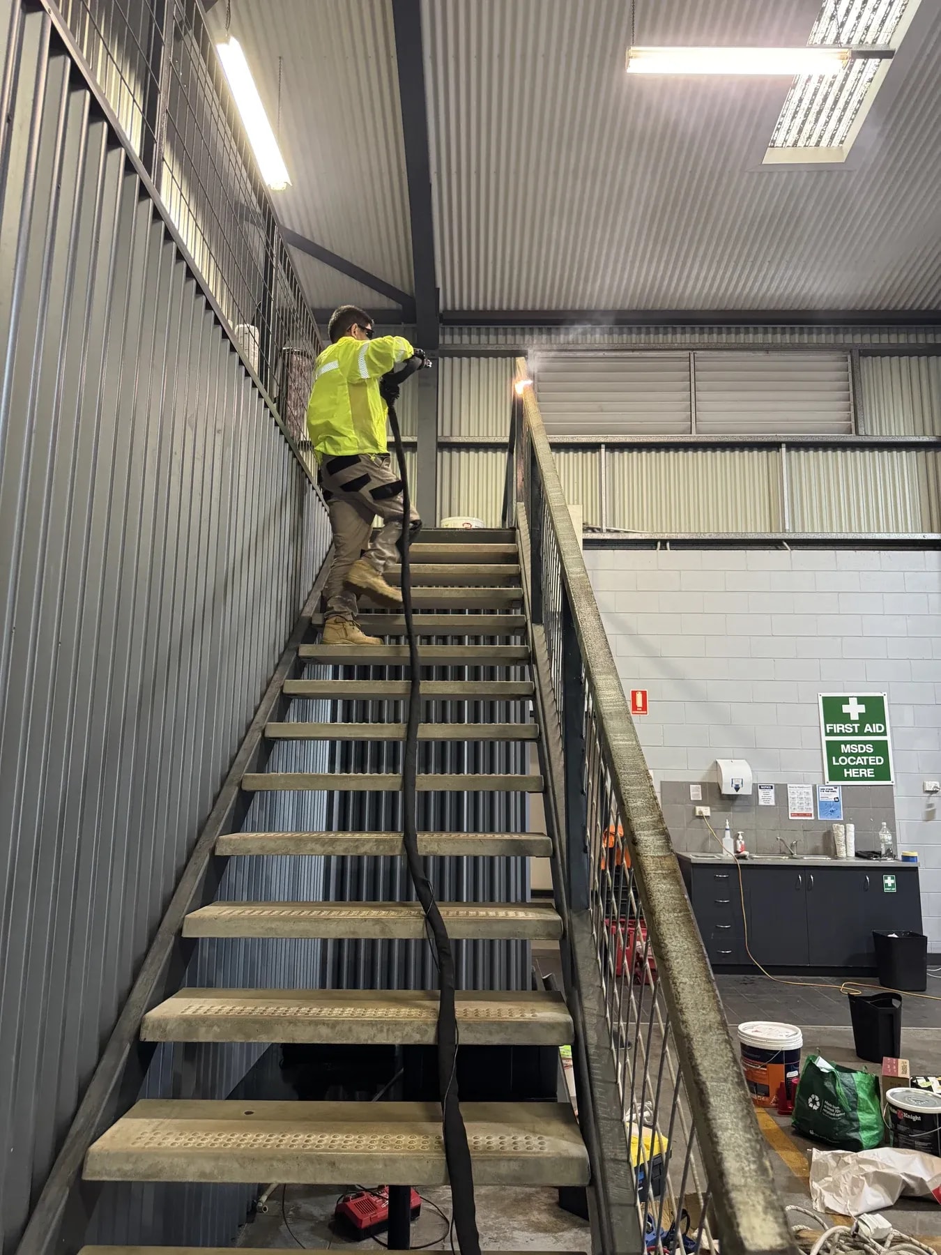 Auhua metal laser engineering indoor railing laser cleaning 04